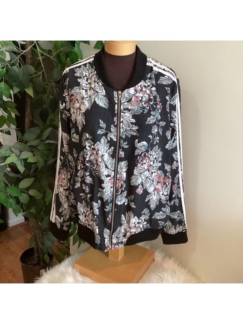 Inspired Hearts Woman’s 1X zip up floral jacket with white dots front po…